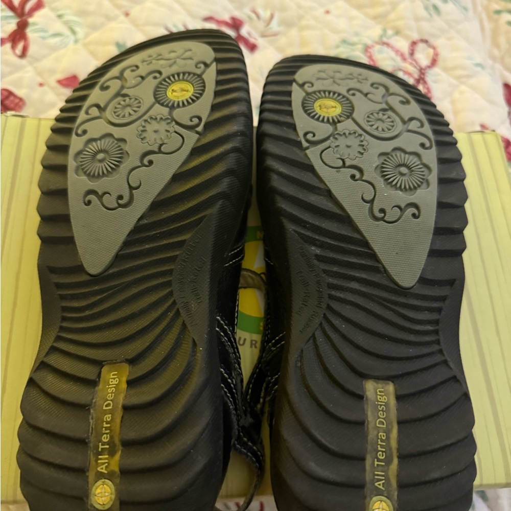 Jambu Women's Black and Tan Sandals - Picture 3 of 4